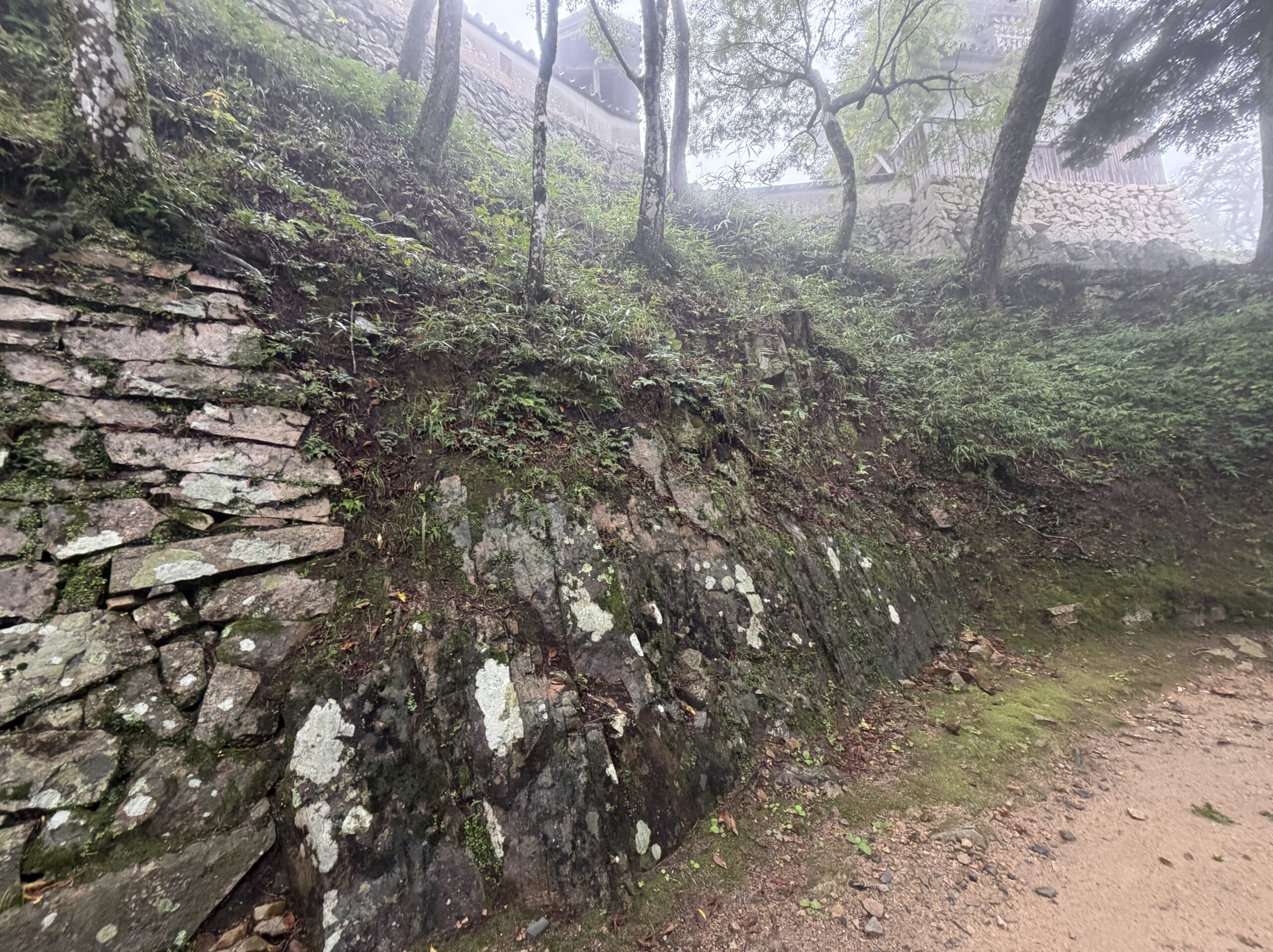 城の建物の下に広がる岩盤と石積み