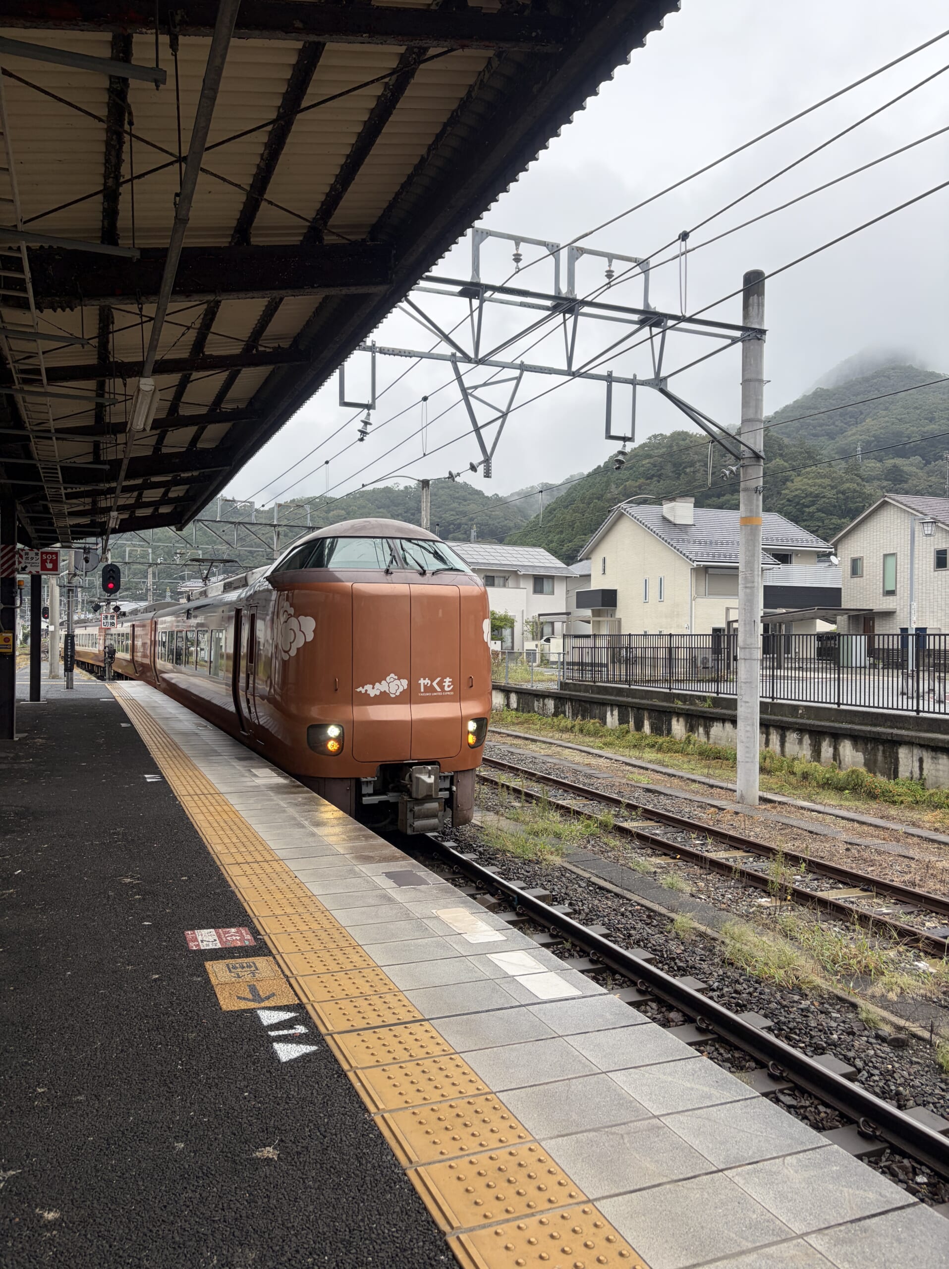 備中高梁駅に到着する帰りのやくも