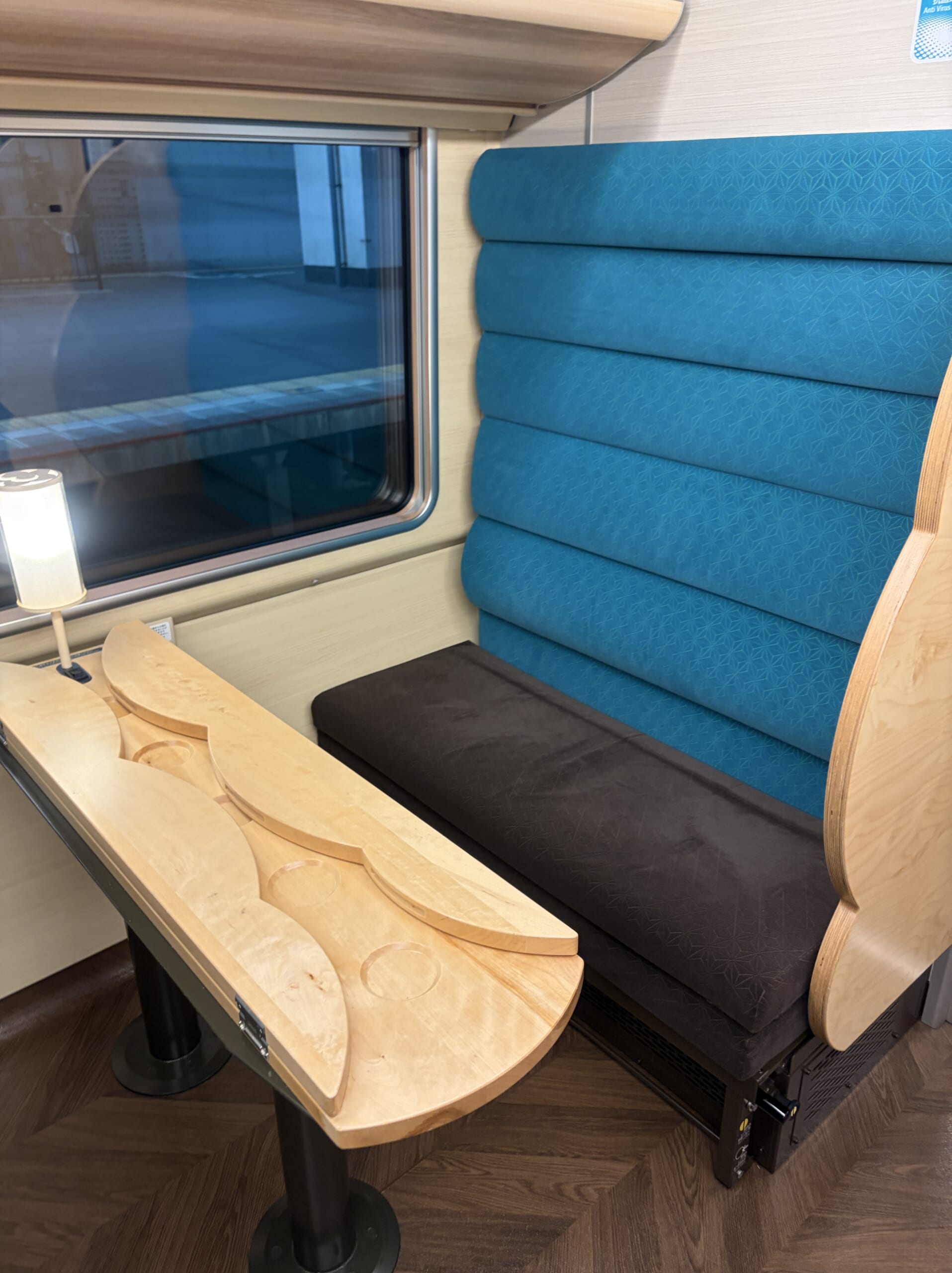 やくもの2人用コンパートメント(近景)