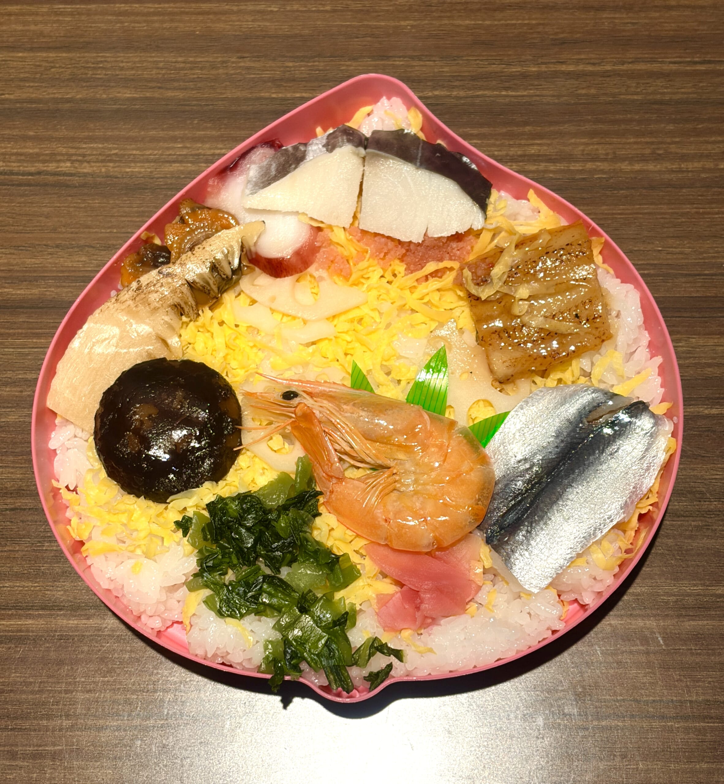桃の形の容器に入った祭ずし