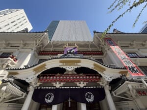 青空の下の歌舞伎座正面
