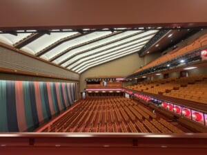 開演前、2階から見渡す誰もいない客席と定式幕