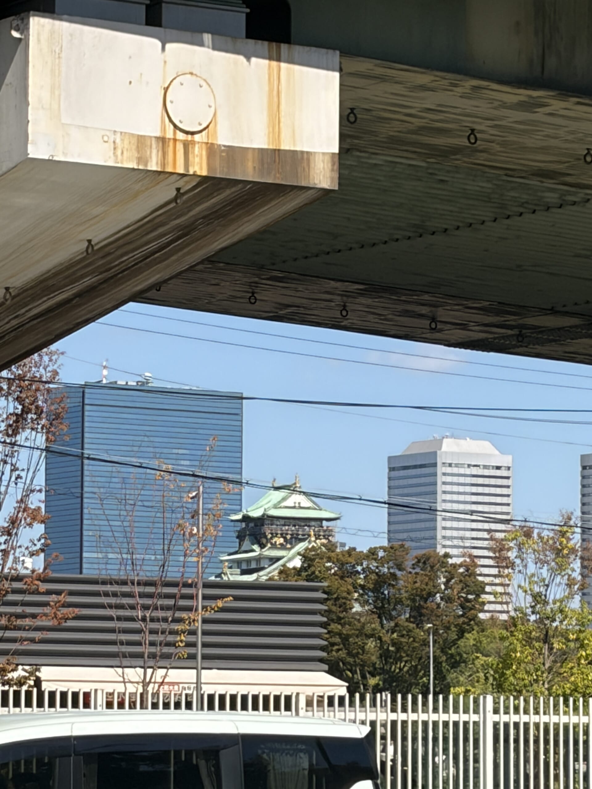 能楽堂への道すがら見えた大阪城