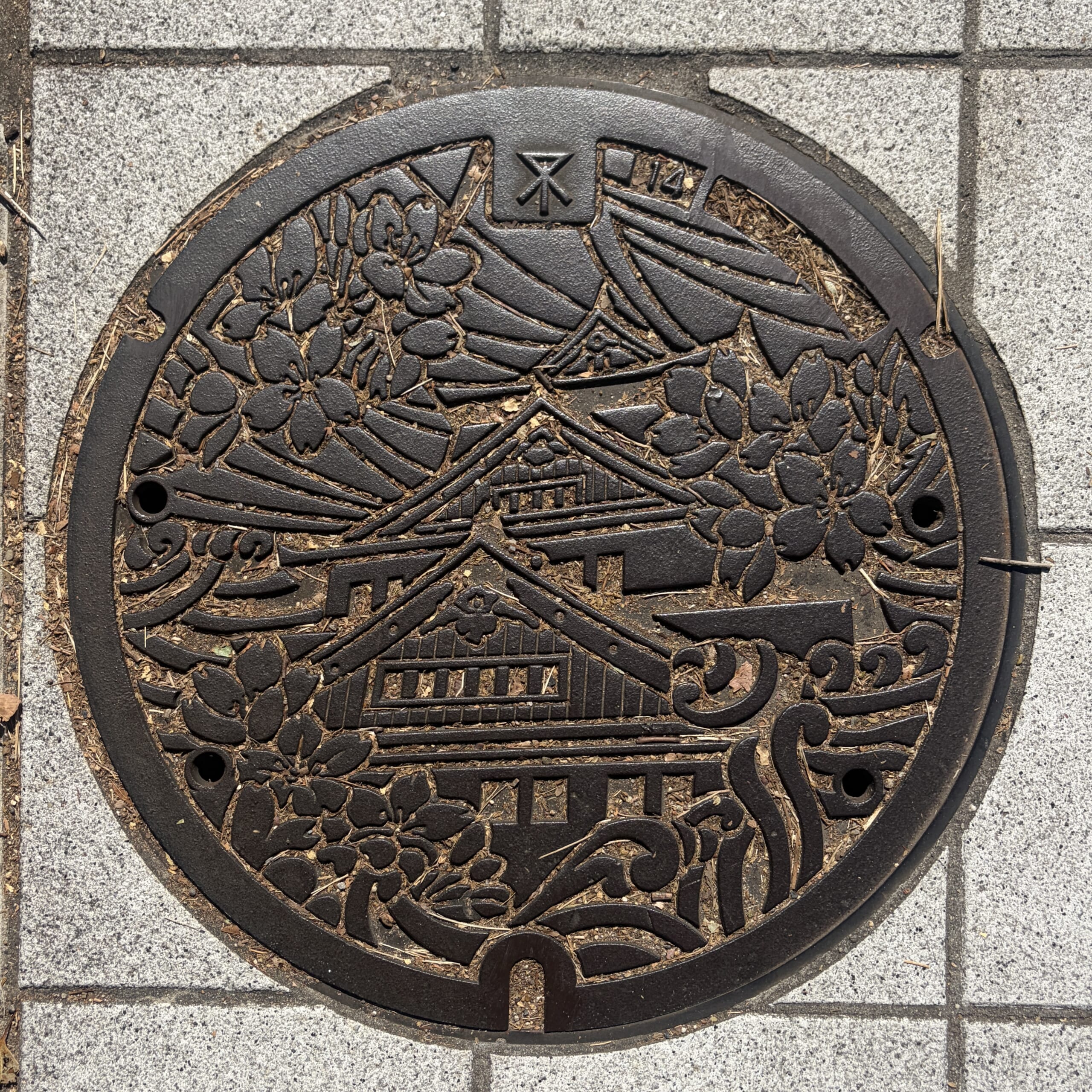大阪城と桜が描かれたマンホール