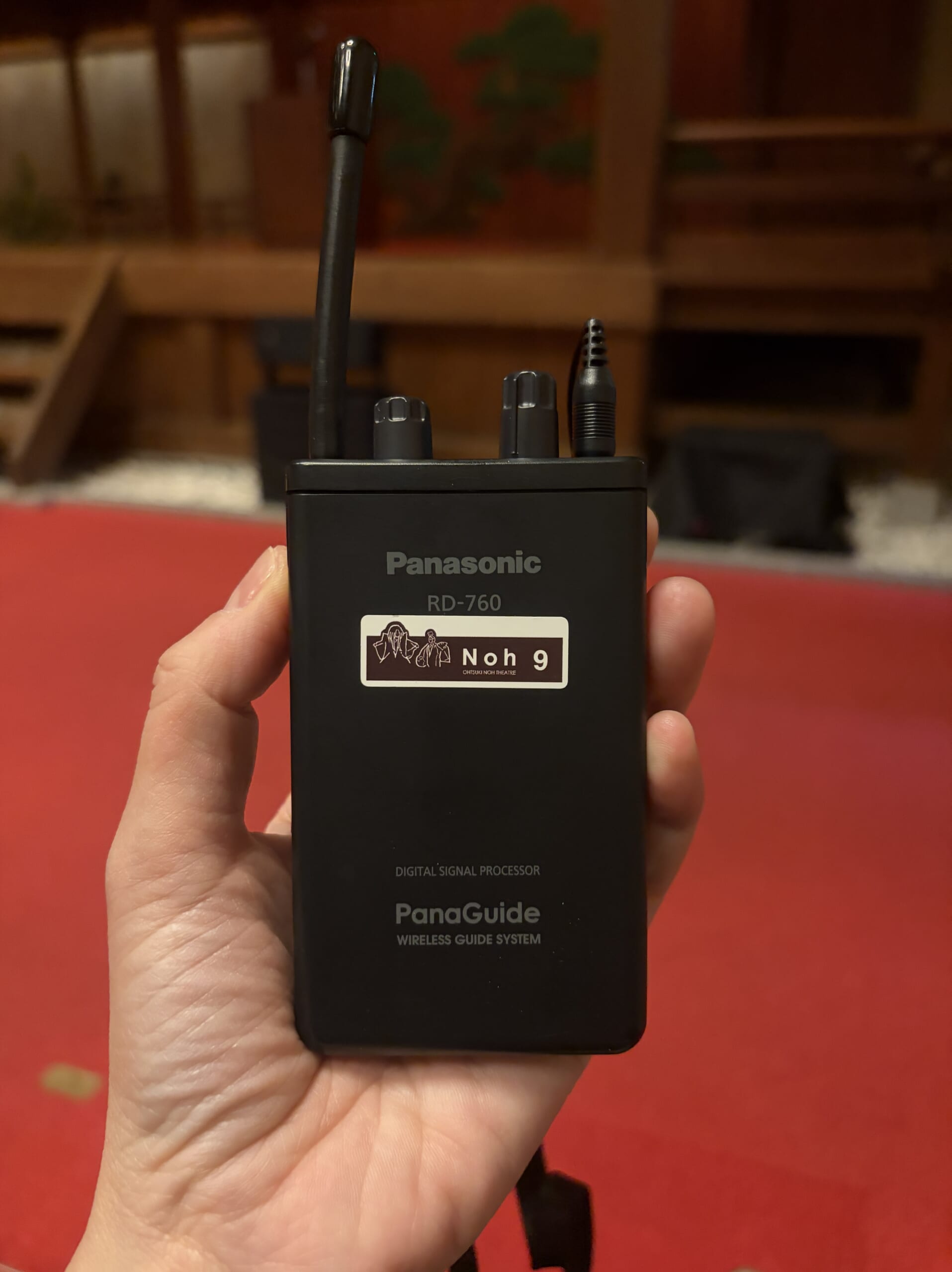開演前の解説を聞く音声ガイドの受信機