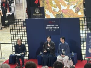トークショーで話す松本幸四郎さんと中村壱太郎さん、MCの加美幸伸さん