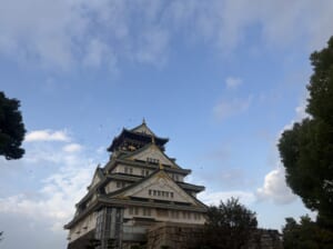 青空と大阪城天守閣